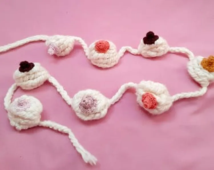 Tittie garland